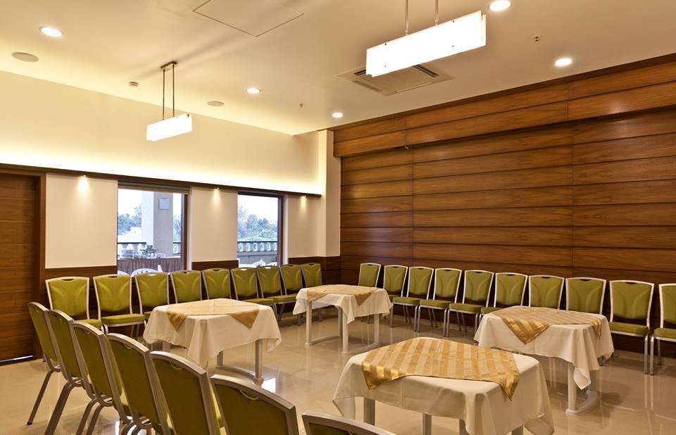 Gathering with friend and family by Pallavi Doshi Modern | Interior Design Photos & Ideas