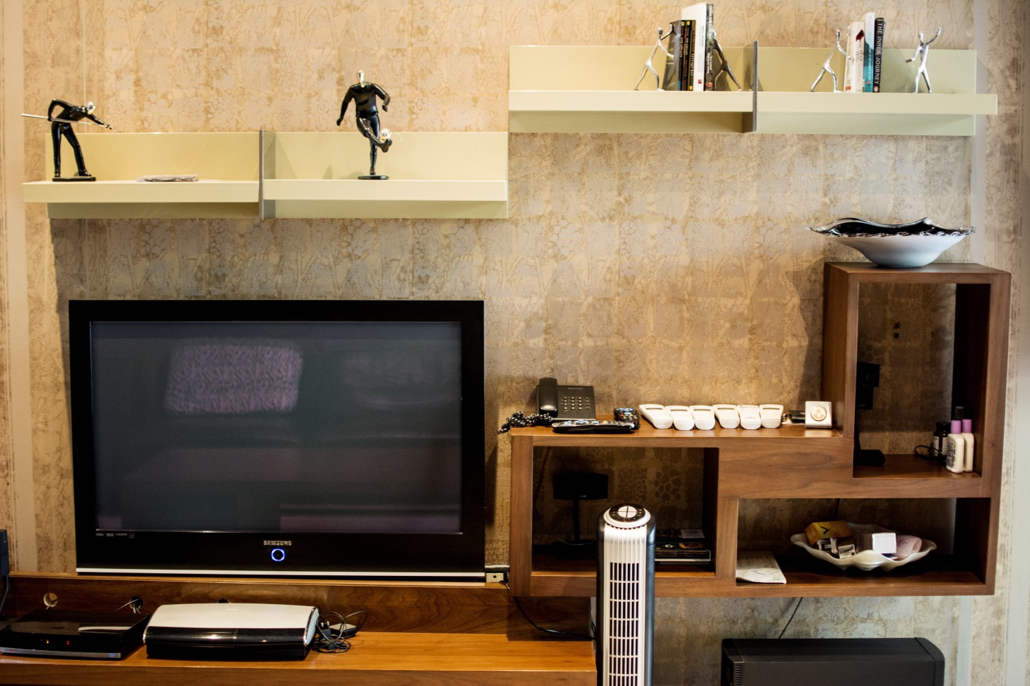 Contemporary living room with tv unit by VARUN KUMAR Living-room Contemporary | Interior Design Photos & Ideas