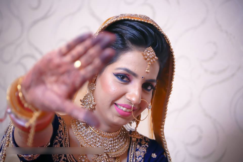 Bride Wearing Stunning Makeup And Polki Kundan Mangtikka by Mohit Wedding-photography Bridal-jewellery-and-accessories Bridal-makeup | Weddings Photos & Ideas