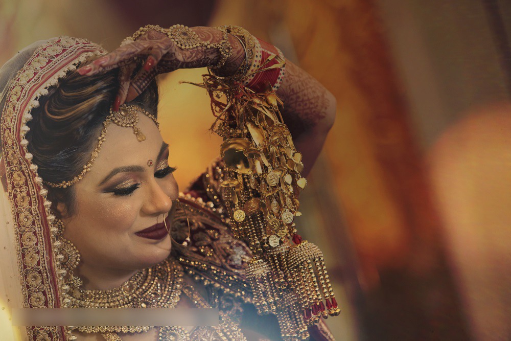 Bride Adorning Bold Makeup And Gold Mangtikka by Mohit Wedding-photography Bridal-jewellery-and-accessories Bridal-makeup | Weddings Photos & Ideas