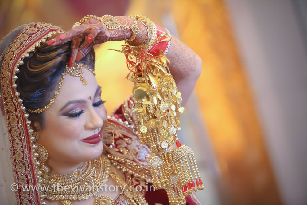 Bride Flaunting Her Gold Mangtikka by Mohit Wedding-photography Bridal-jewellery-and-accessories Bridal-makeup | Weddings Photos & Ideas