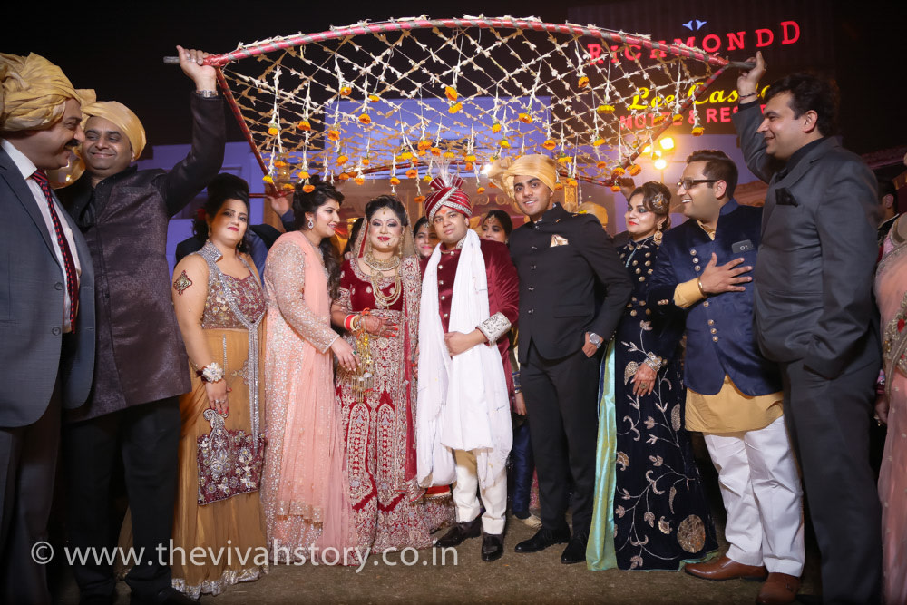 Grand family Shot Of The Couple by Mohit Wedding-photography | Weddings Photos & Ideas
