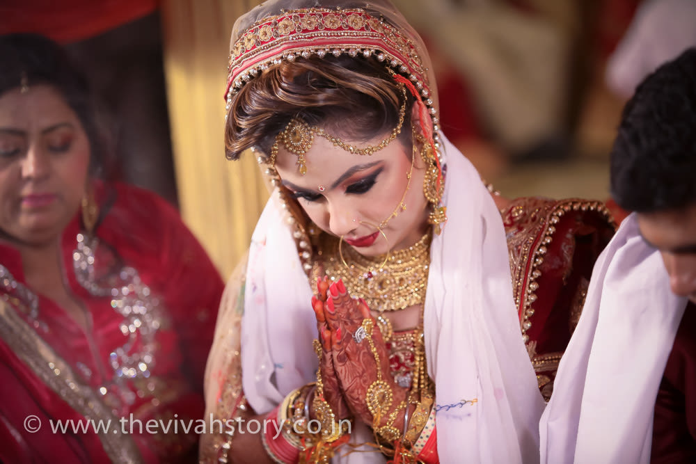 Bride Performing Wedding Rituals by Mohit Wedding-photography Bridal-jewellery-and-accessories | Weddings Photos & Ideas