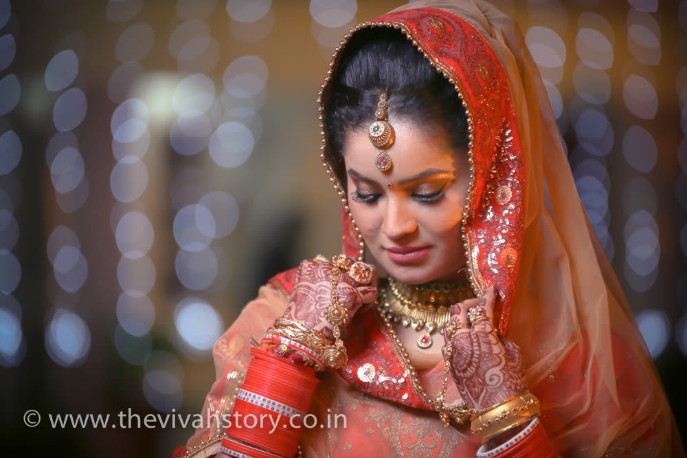 Elegant Bride In Antique Maang Tikka by Mohit Wedding-photography Bridal-jewellery-and-accessories Bridal-makeup | Weddings Photos & Ideas