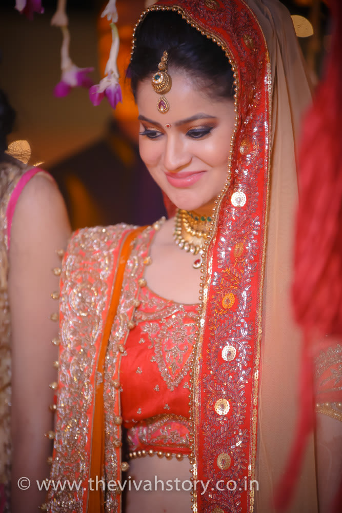 Simply Adorable Bride Wearing Gold Mangtikka by Mohit Wedding-photography Bridal-jewellery-and-accessories Bridal-makeup | Weddings Photos & Ideas
