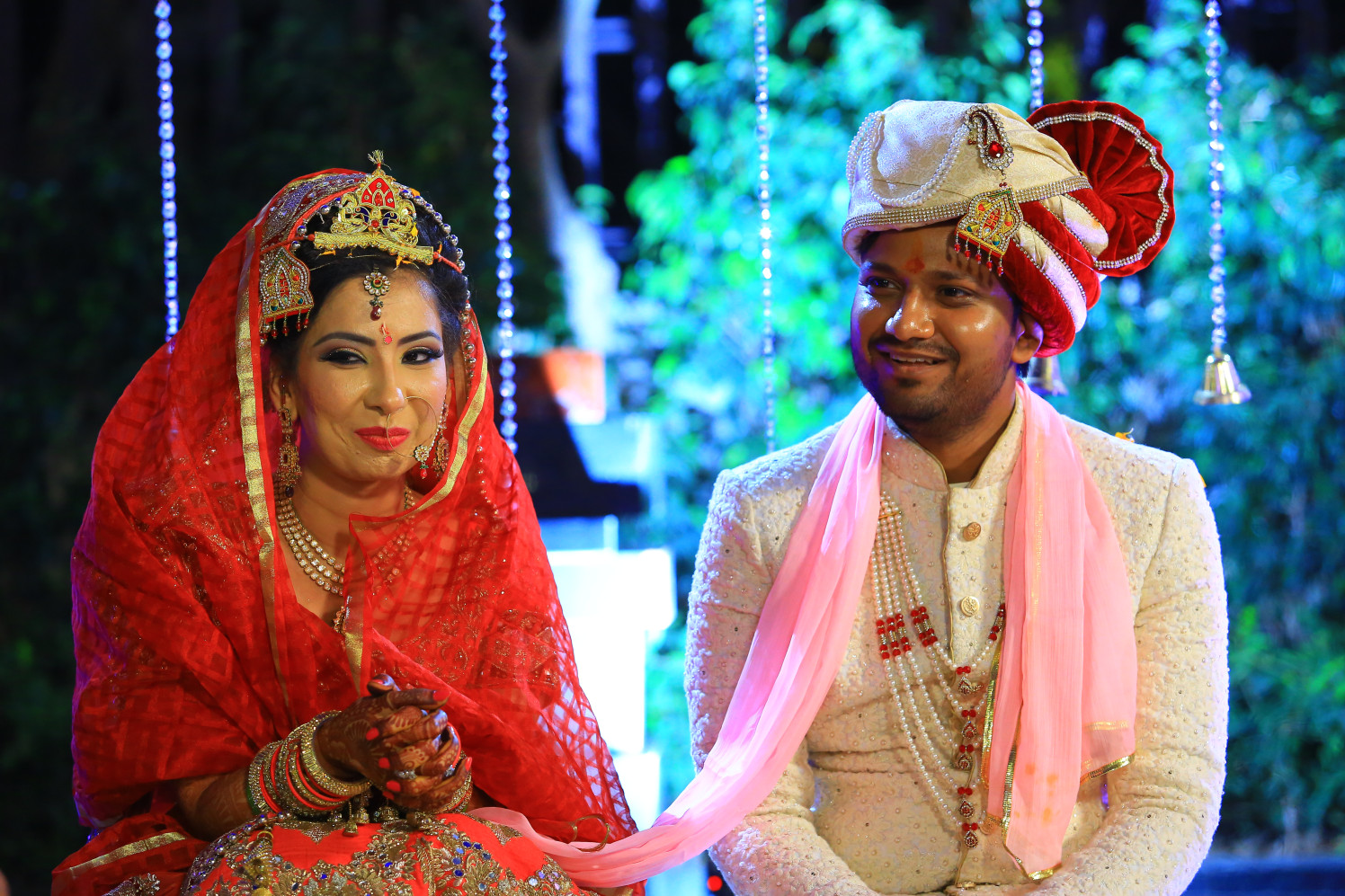 Bride and Groom Painting an Elegant Picture in Traditional Attires by Amit Kumar Wedding-photography | Weddings Photos & Ideas