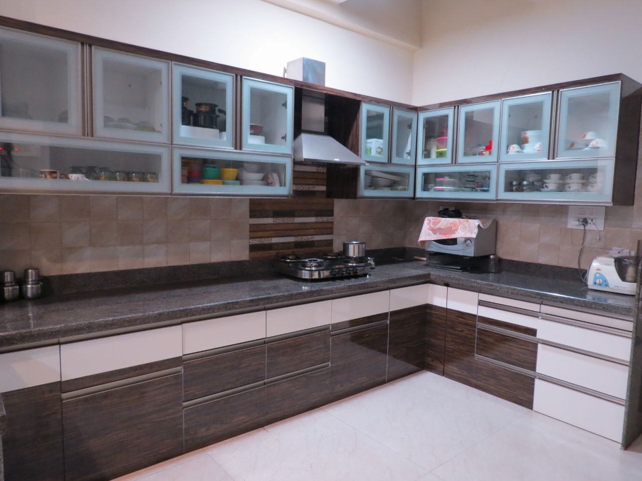 Stylish kitchen by Rohan Tapkire Modern | Interior Design Photos & Ideas