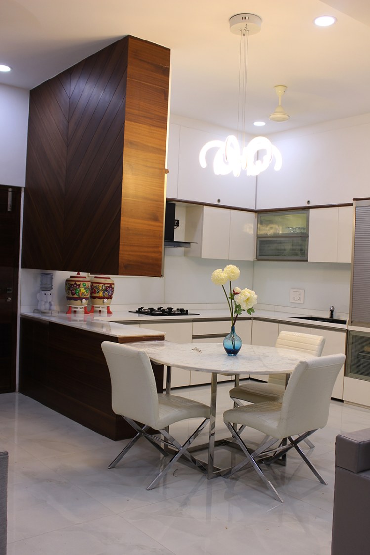 Cook under the lights by Madhura Pawar-Gujarathi Modern | Interior Design Photos & Ideas