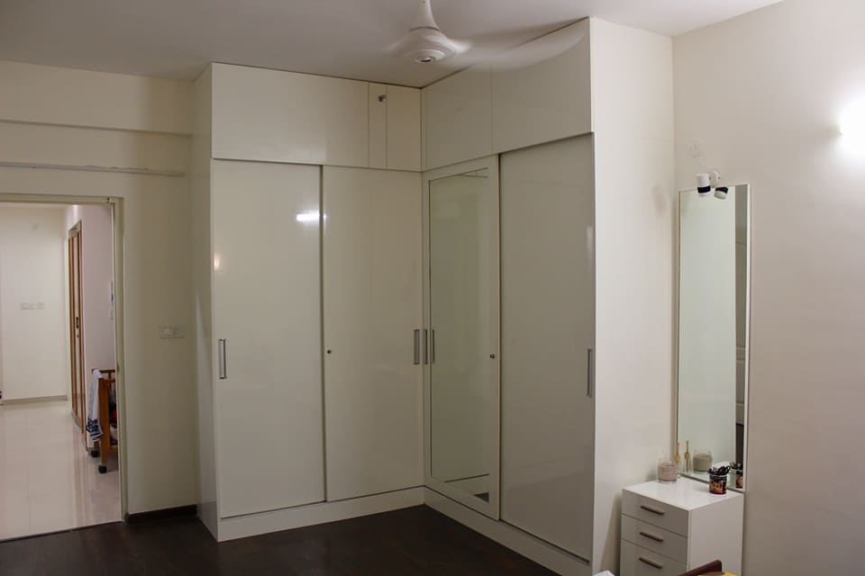 White wardrobe with white normal ceiling by Ganesh Indoor-spaces Modern | Interior Design Photos & Ideas
