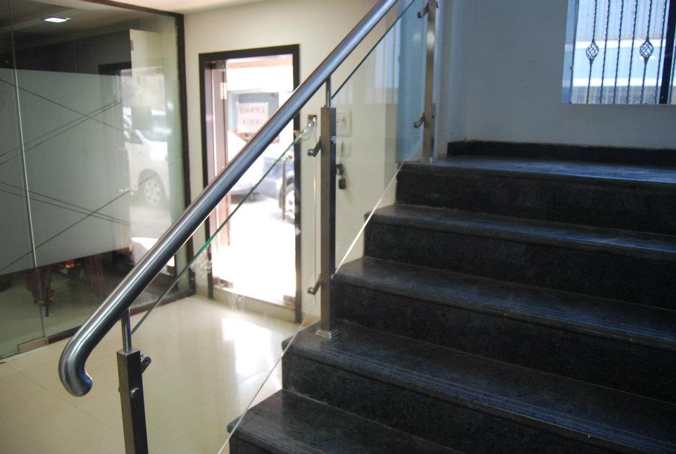 Traditional Staircase by Nilesh V. Gosavi Traditional | Interior Design Photos & Ideas