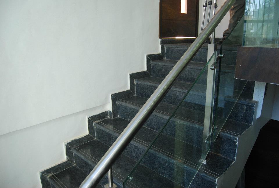 Minimalist marble floor Staircase by Nilesh V. Gosavi Indoor-spaces Minimalistic | Interior Design Photos & Ideas