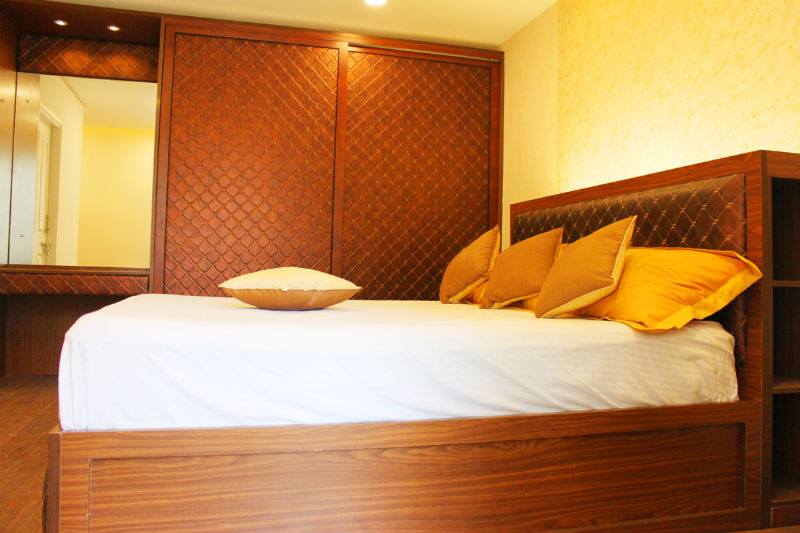 Bedroom with wooden framework and wardrobe by Satyesh Machani Bedroom Contemporary | Interior Design Photos & Ideas