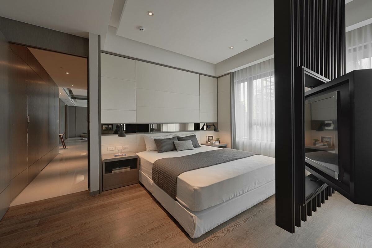 Wooden Flooring Bedroom With Metallic Work Headboard by Ganpat mistry Bedroom Modern | Interior Design Photos & Ideas