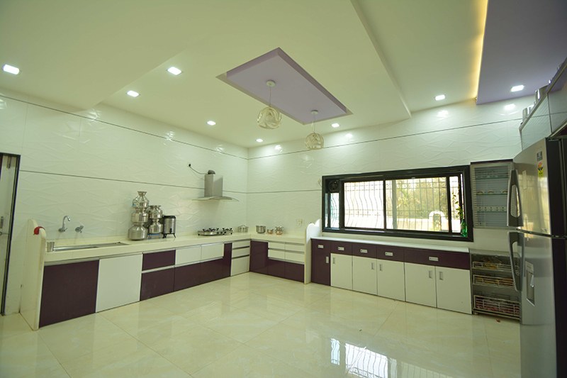 Commodious Modular Kitchen with L Shaped Counter by Jayant Arwat Modular-kitchen Modern | Interior Design Photos & Ideas