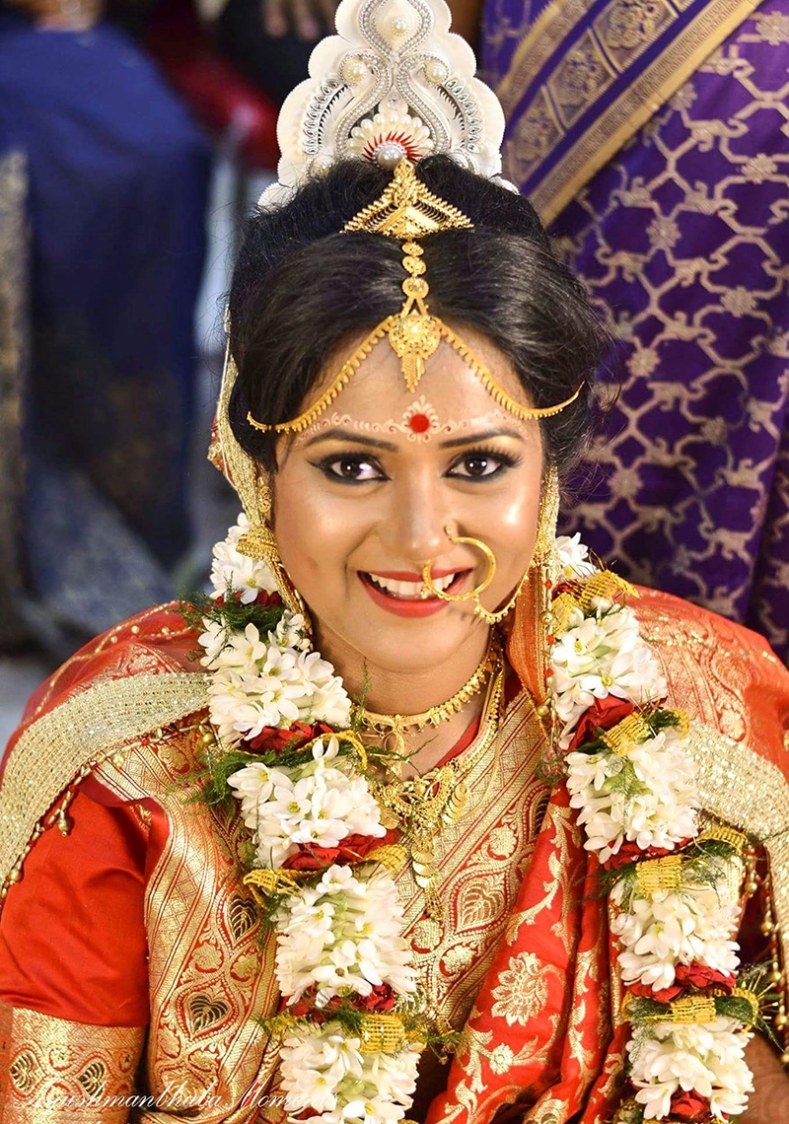 Bengali Bride's Gaze by Ayushmanbhaba Moments Wedding-photography Bridal-jewellery-and-accessories | Weddings Photos & Ideas