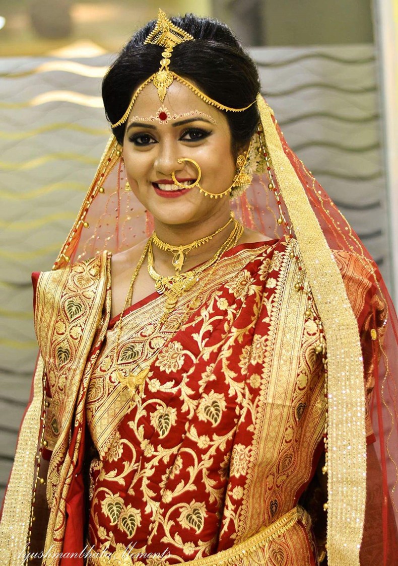 Bengali Bride's Gaze by Ayushmanbhaba Moments Wedding-photography Bridal-jewellery-and-accessories Bridal-makeup | Weddings Photos & Ideas
