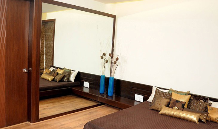 Low Rise Bed And Mirrored Wardrobe by Deepti Srivastava Bedroom Contemporary | Interior Design Photos & Ideas
