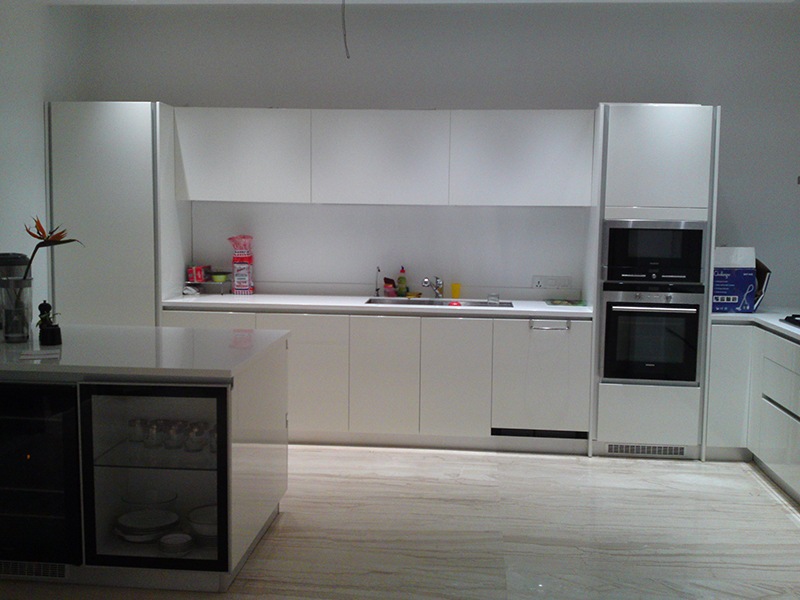 White Themed Modular Kitchen by Deepti Srivastava Modular-kitchen Contemporary | Interior Design Photos & Ideas