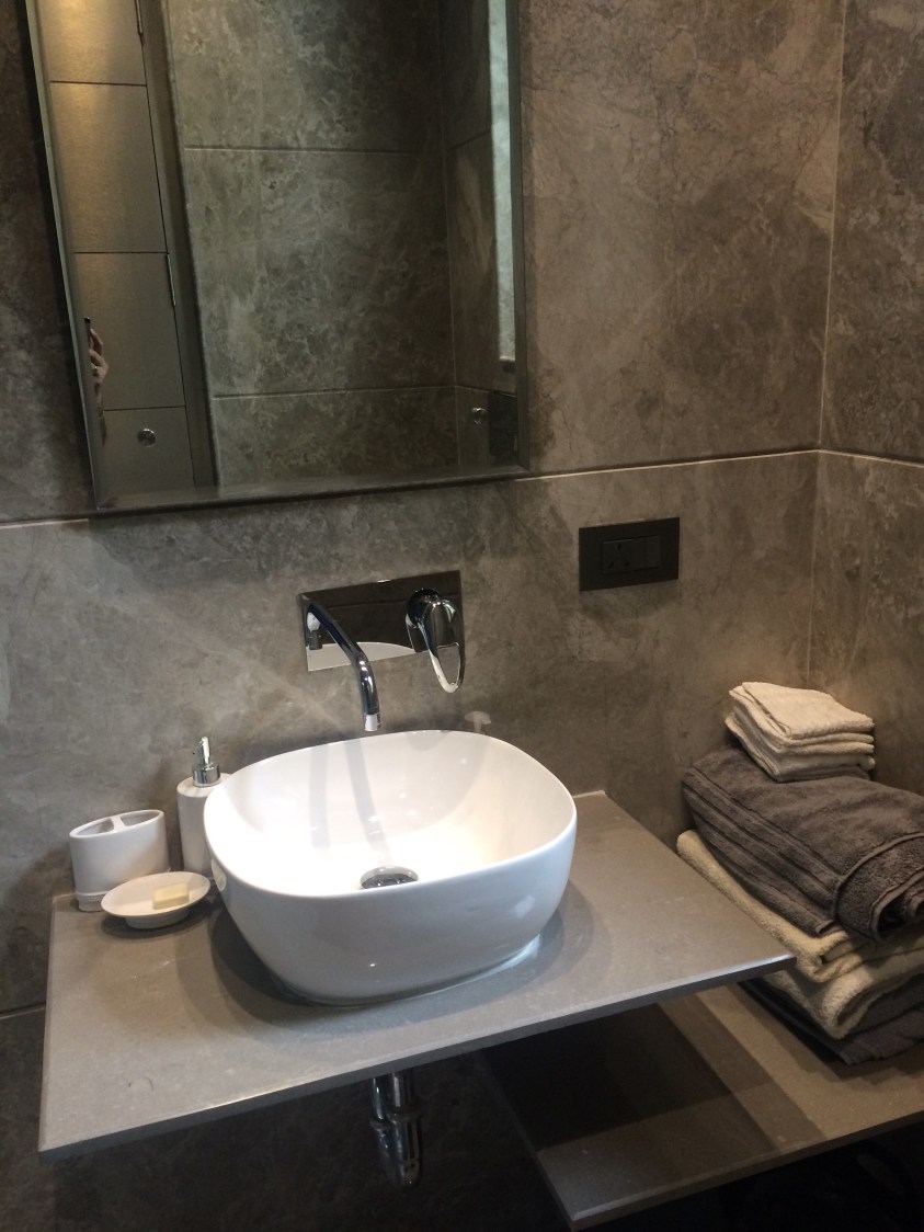 Lavish bathroom by Devesh Gajwani Modern | Interior Design Photos & Ideas