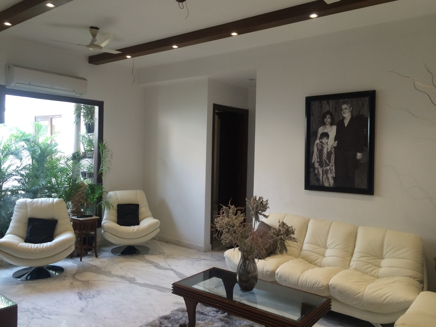 Modern, sophisticated interior by Devesh Gajwani Modern | Interior Design Photos & Ideas