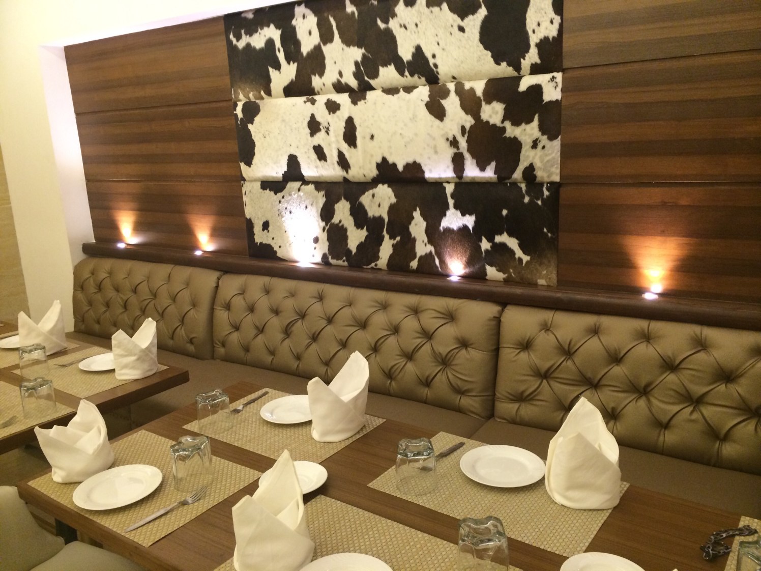 Brilliant wallpaper by Devesh Gajwani Modern | Interior Design Photos & Ideas