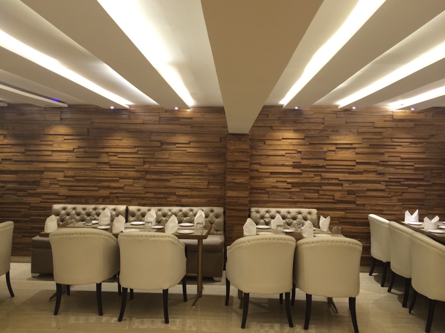 Amazing walls by Devesh Gajwani Modern | Interior Design Photos & Ideas