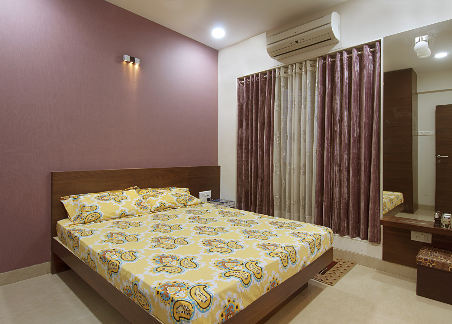 Bedroom with wall decor and marble flooring by Milind Kapadia Bedroom Contemporary | Interior Design Photos & Ideas