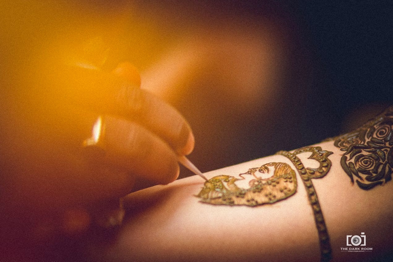 Designing henna by The Dark Room Photography Wedding-photography | Weddings Photos & Ideas