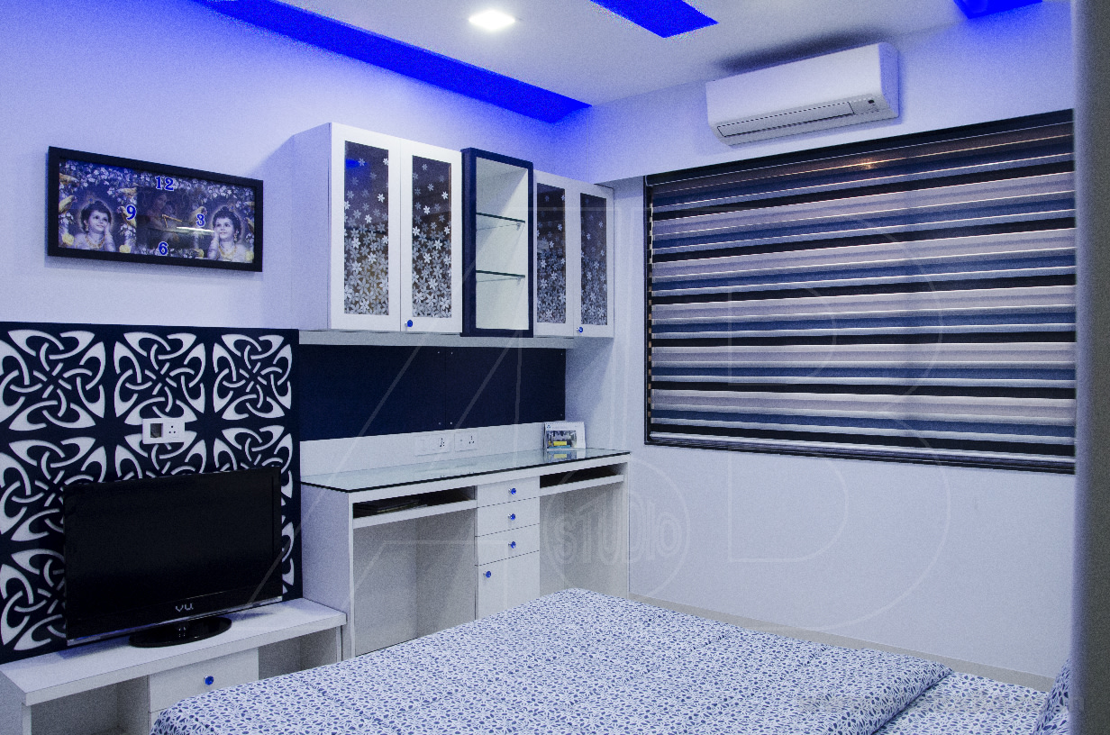 Bedroom with false blue ceiling and tv unit by Ankit Gandhi Bedroom Modern | Interior Design Photos & Ideas