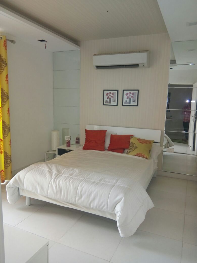 Light Shade Bedroom by Envisage Design Atelier Modern | Interior Design Photos & Ideas