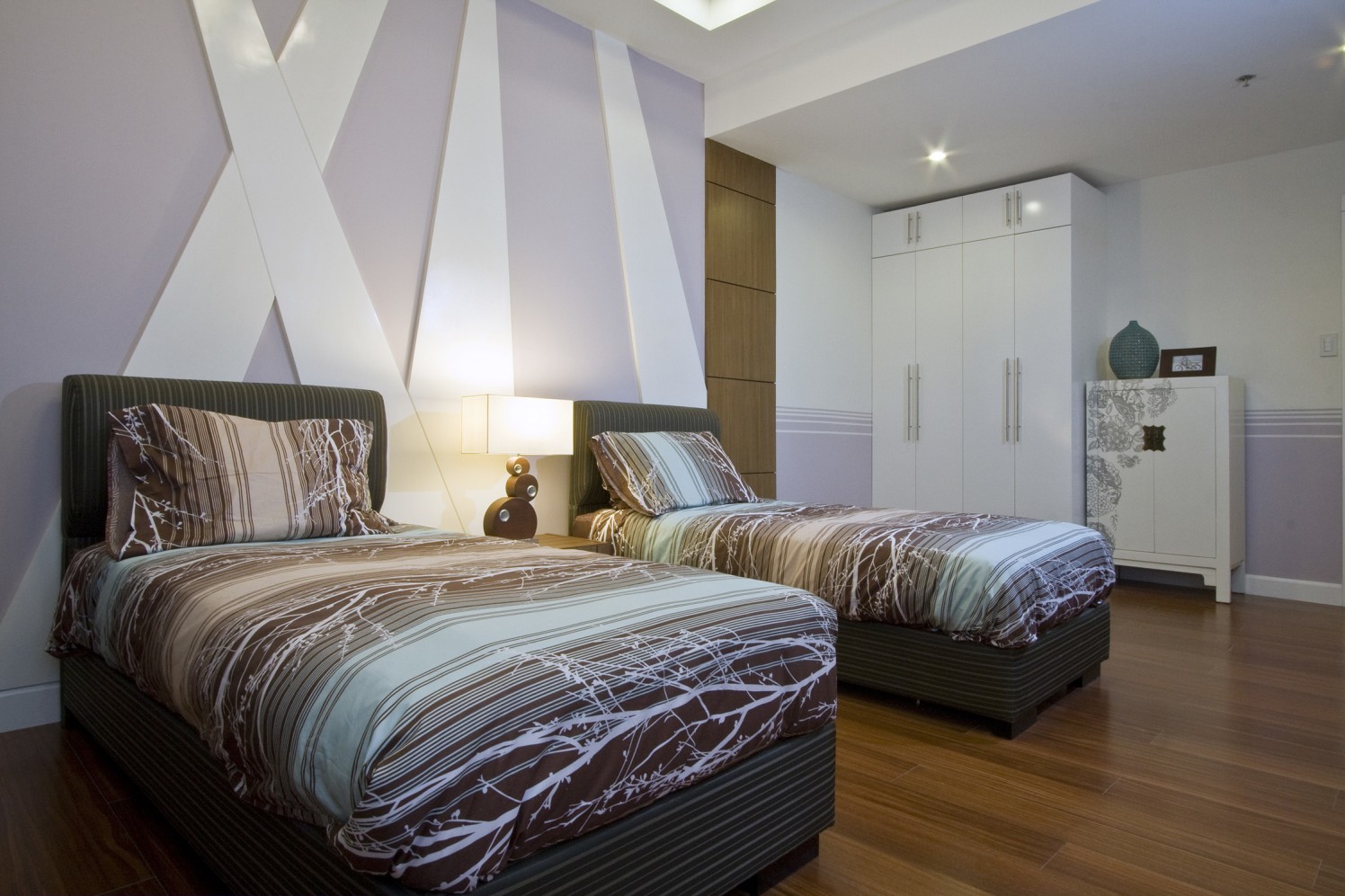 Minimalistic Guest Room by Inscape Design Studio