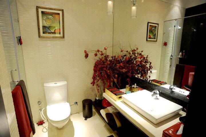 Exquisite Bathroom by Karan Kalra Modern | Interior Design Photos & Ideas