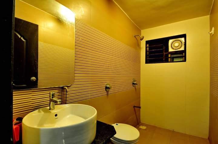 Sunshine Bathroom by Estetik Arena Modern | Interior Design Photos & Ideas