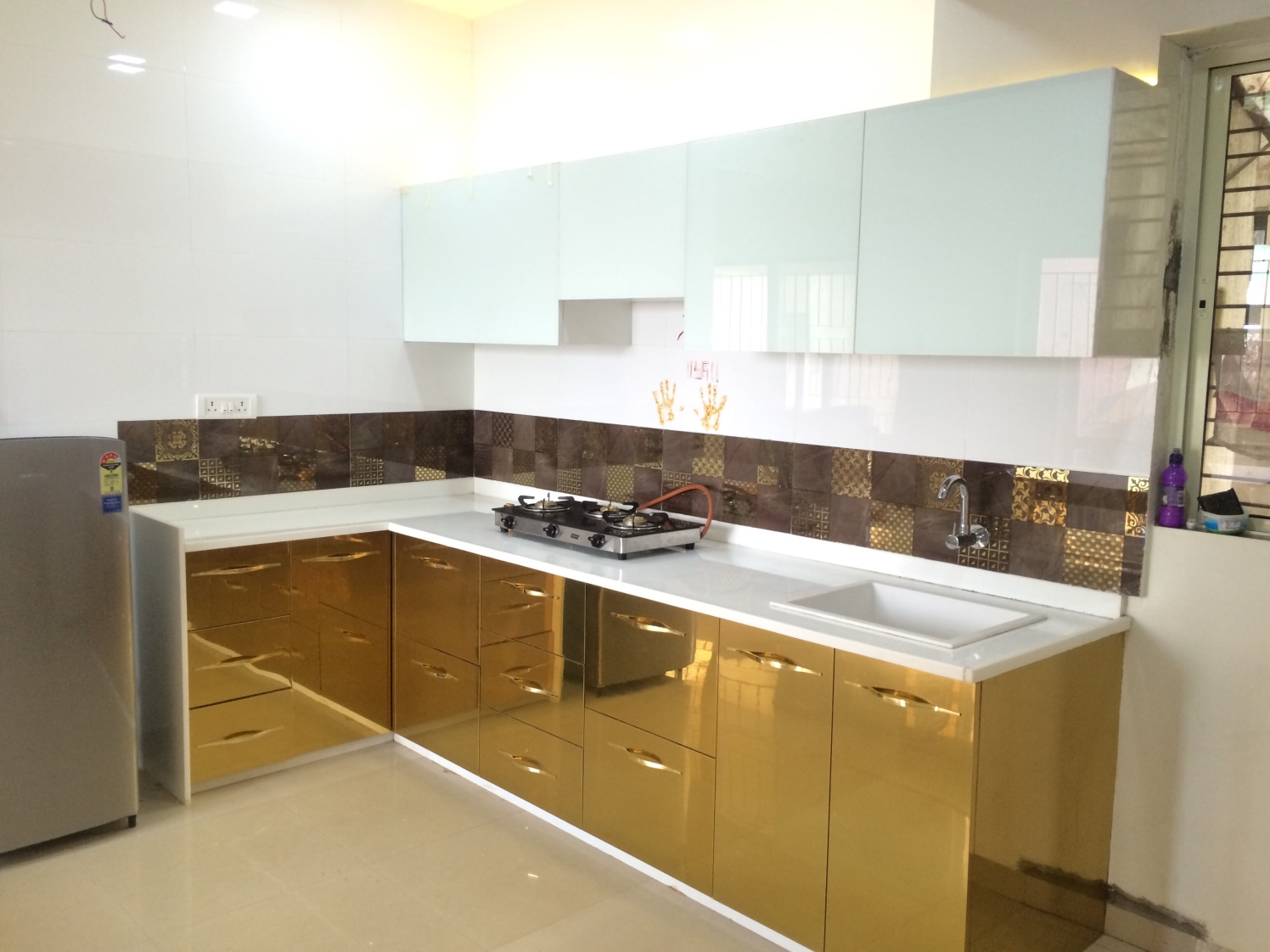 L shaped kitchen with White counter top and golden and glossy white base and wall cabinets by Ameya Pingle Modular-kitchen Contemporary | Interior Design Photos & Ideas
