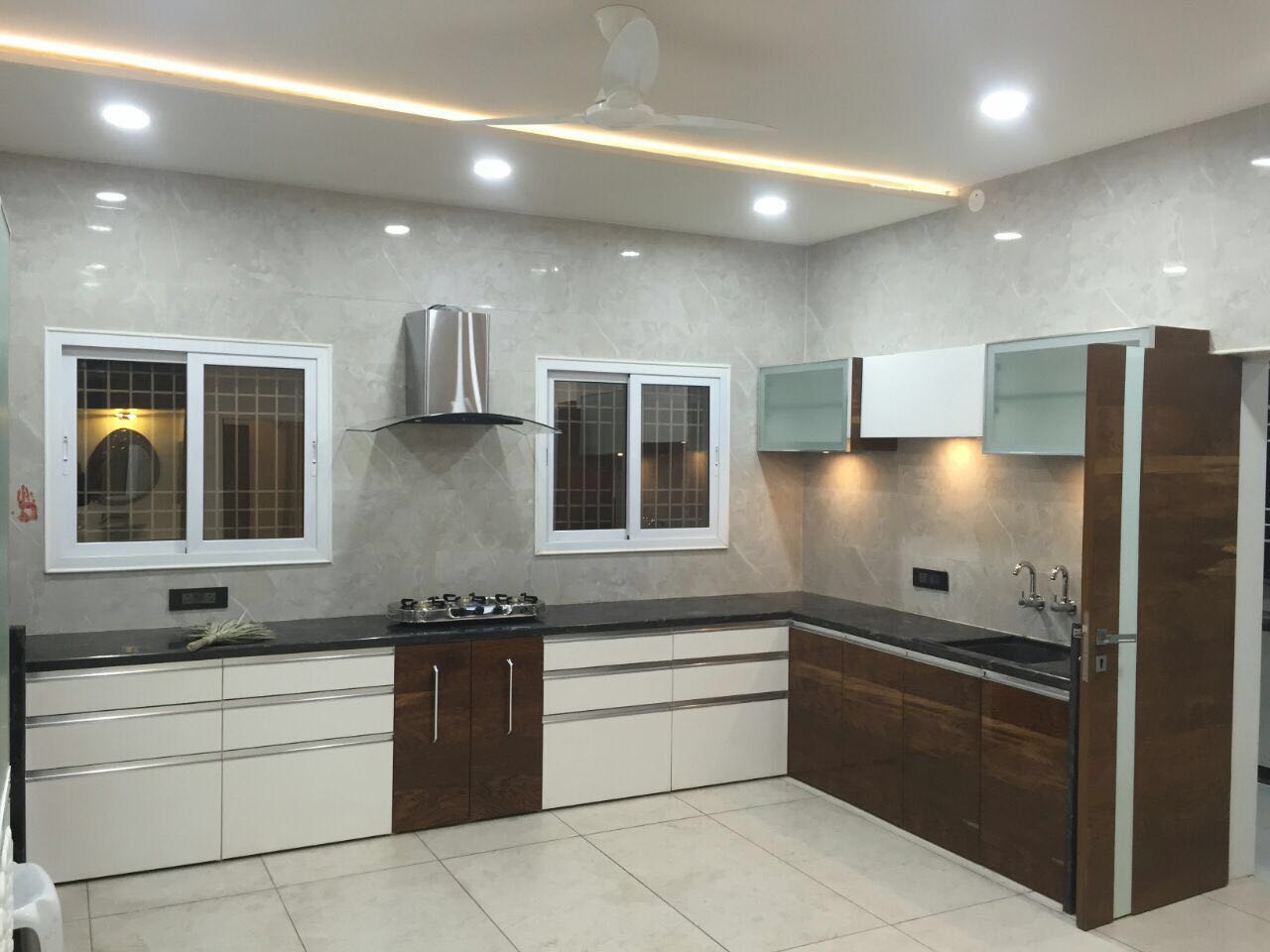Modern essence kitchen by Shweta Gulashan Sharma Modern | Interior Design Photos & Ideas