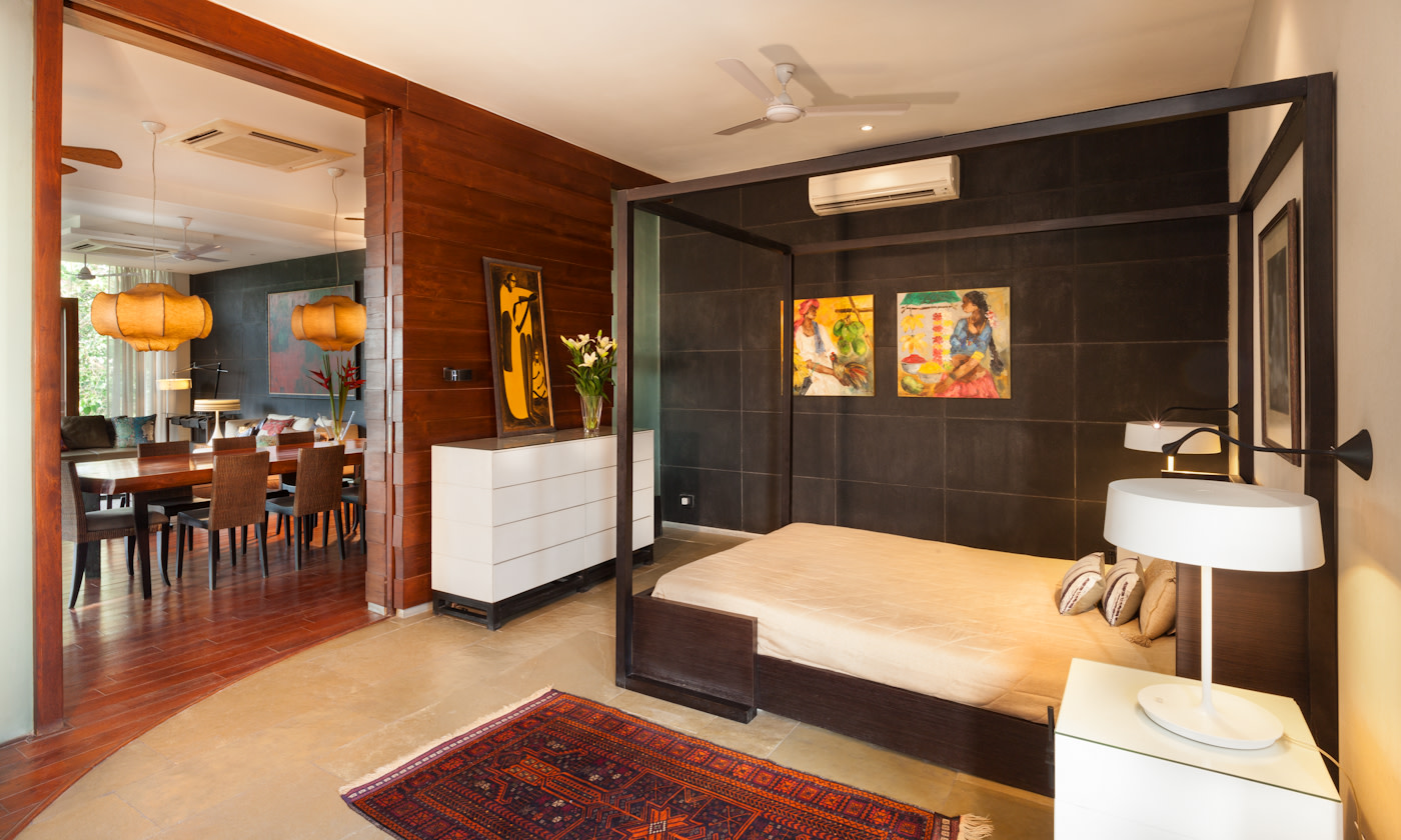Wooden Canopy Bed And Traditional Carpet by narayan moorthy Bedroom Contemporary | Interior Design Photos & Ideas