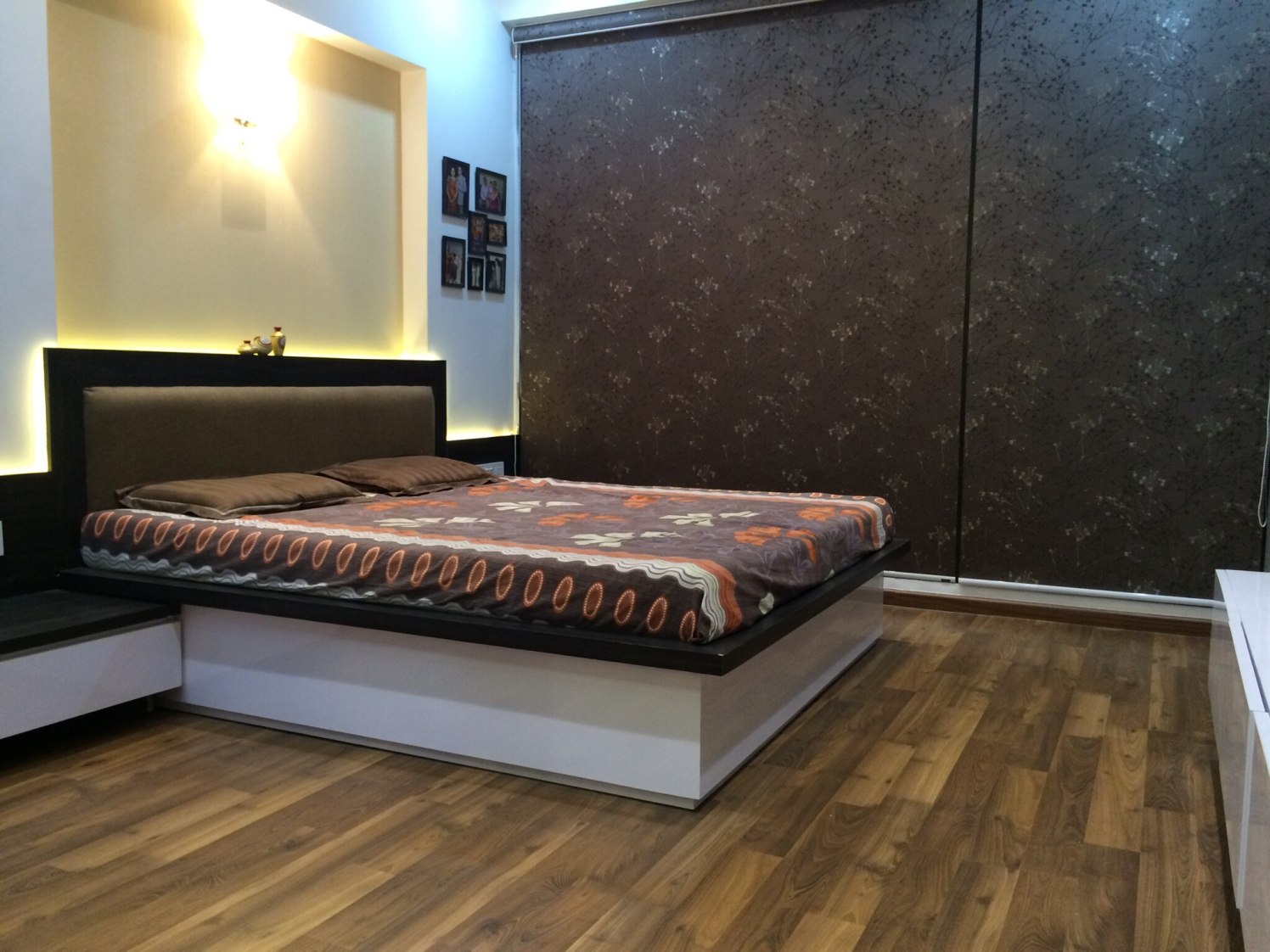 Bedroom with wooden flooring and wall decor by Vatsal Hadvani Bedroom Contemporary | Interior Design Photos & Ideas