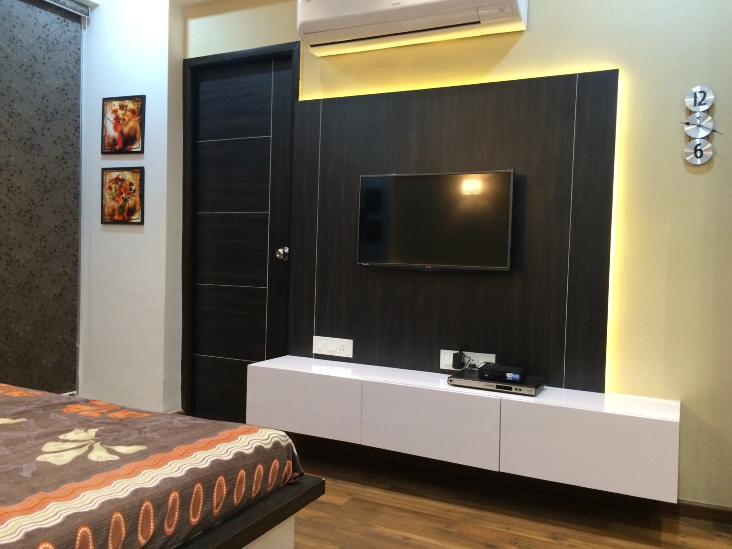 Bedroom with wooden flooring TV unit and wall decor by Vatsal Hadvani Bedroom Contemporary | Interior Design Photos & Ideas