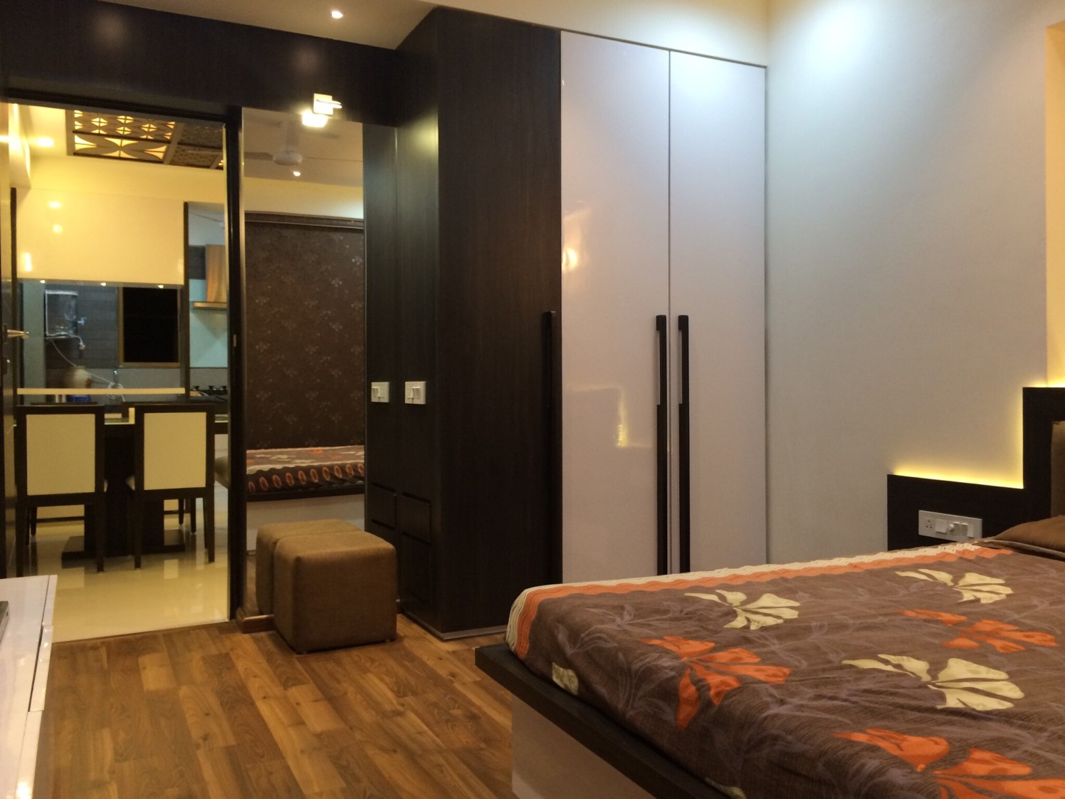 Bedroom with wooden flooring and white almirah by Vatsal Hadvani Bedroom Contemporary | Interior Design Photos & Ideas