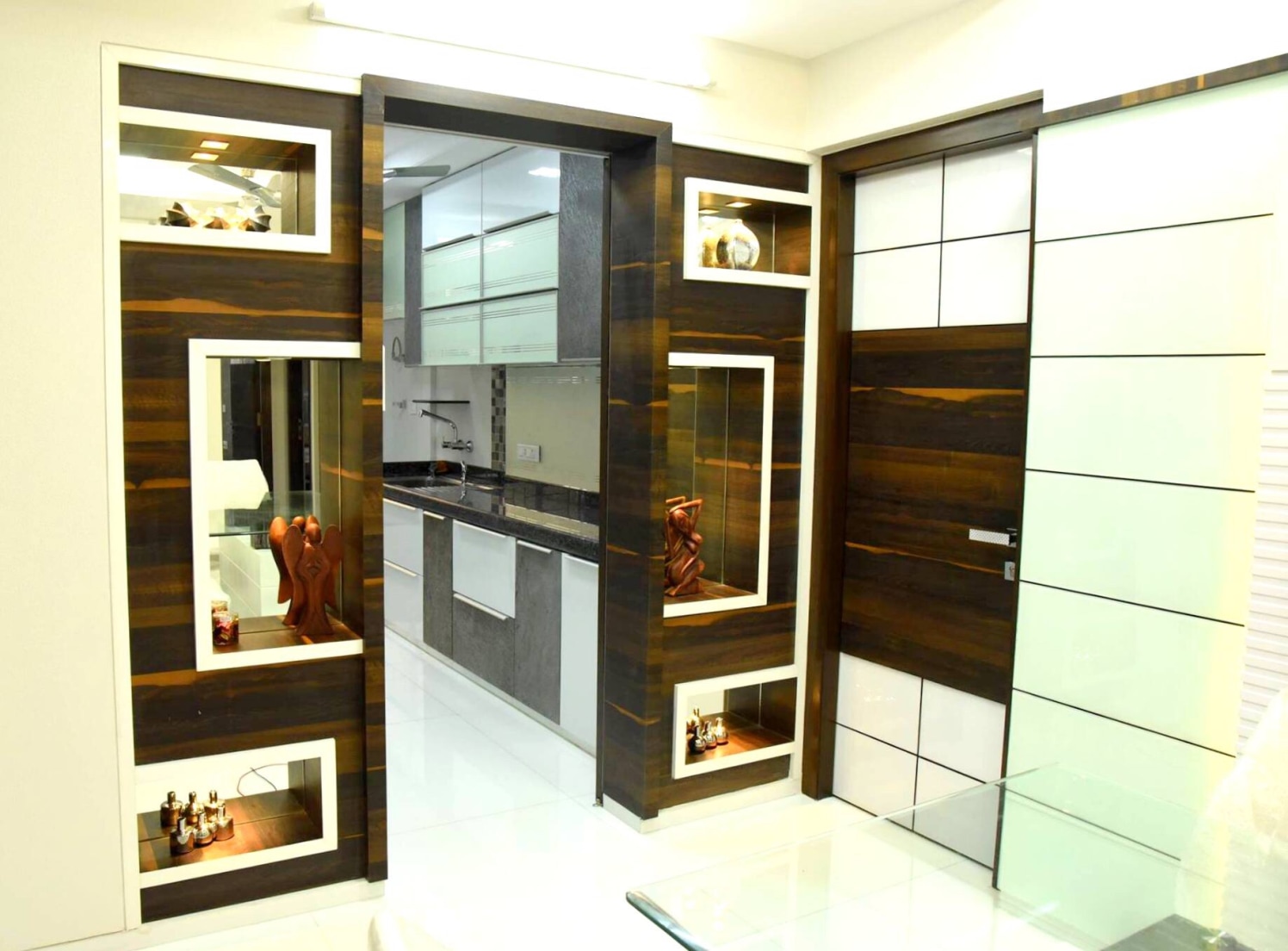 Contemporary home entrance by Mahesh Shivaji Bhoskar Contemporary | Interior Design Photos & Ideas