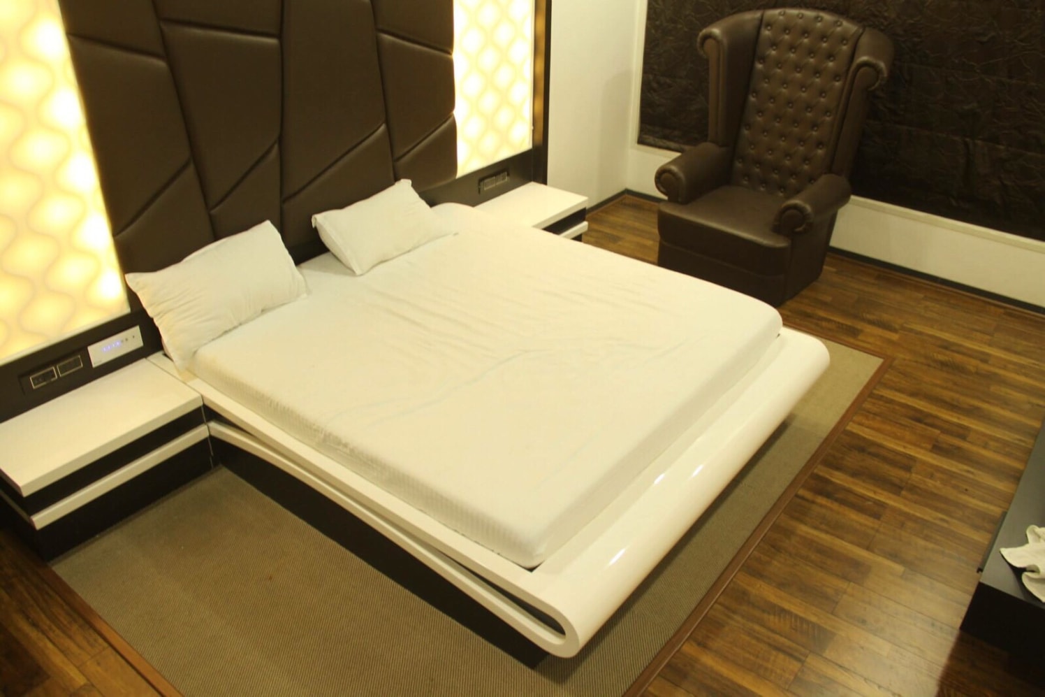 King Size bed by Mahesh Shivaji Bhoskar Modern | Interior Design Photos & Ideas