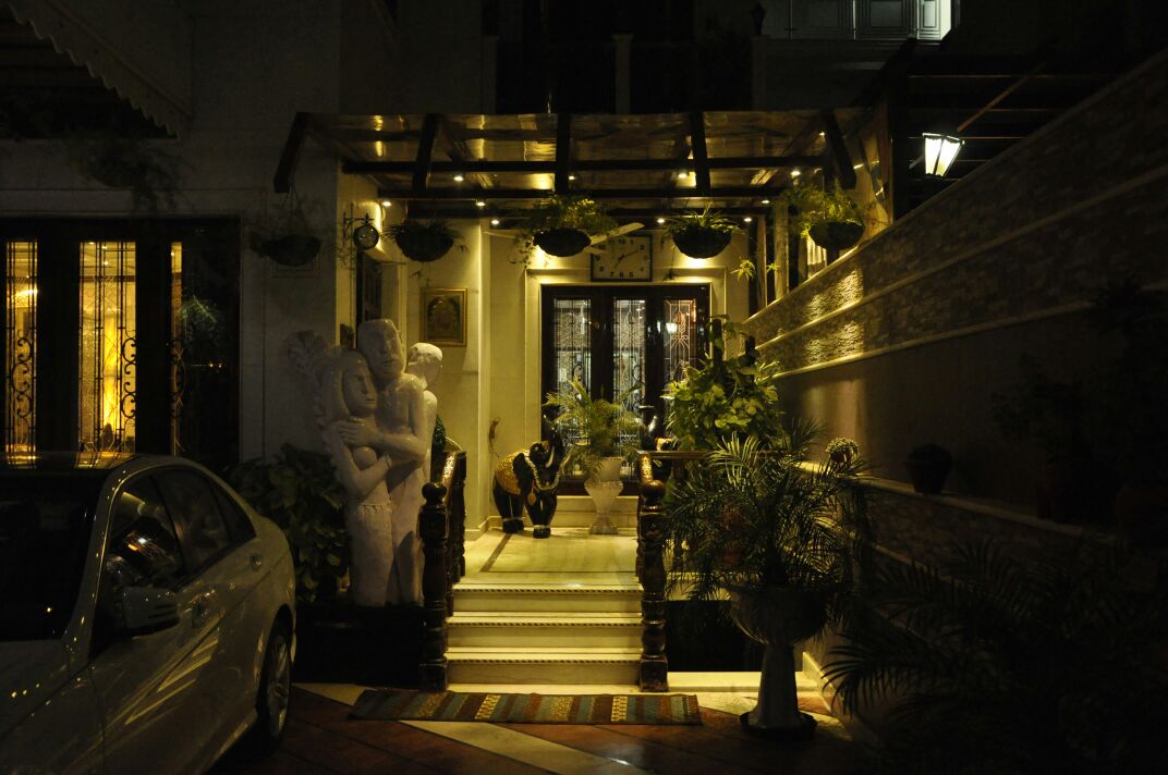 Fascinating and fabulous entrance by Sameer Bhatia