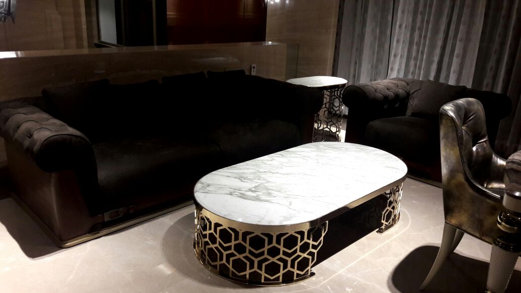 Chesterfield black Sofa With Oval Centre Table by Dhananjay Ramdas Living-room Minimalistic | Interior Design Photos & Ideas