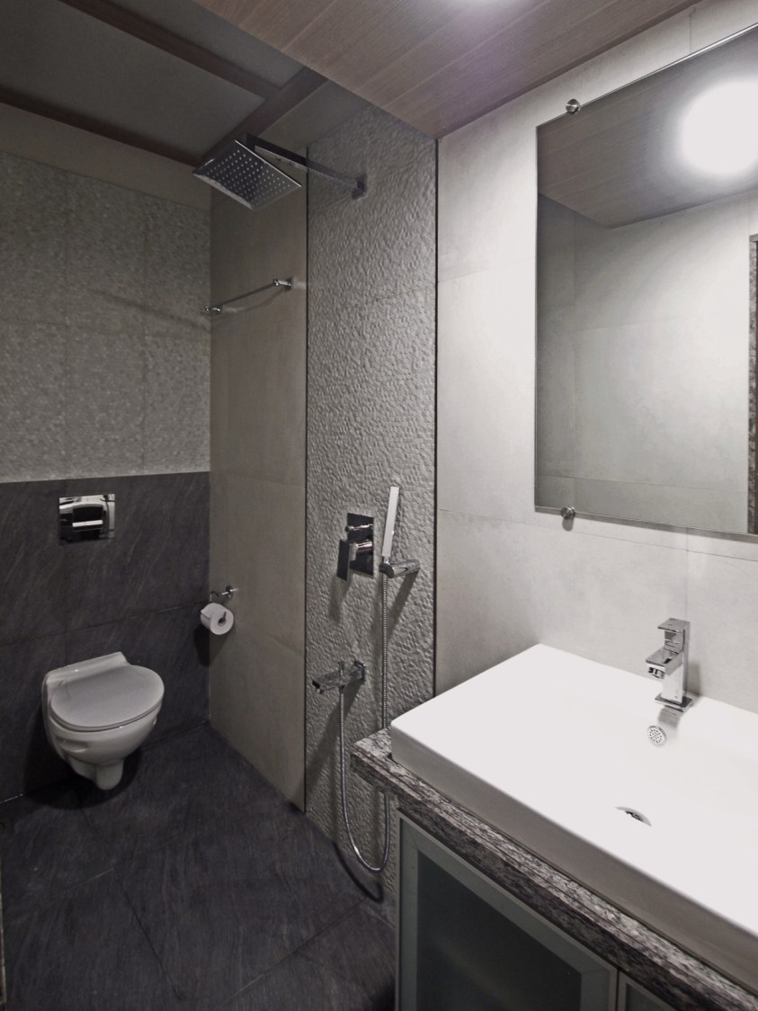 White bathroom with false ceiling and glossy fittings by Janaki Kumar Raut Bathroom Contemporary | Interior Design Photos & Ideas
