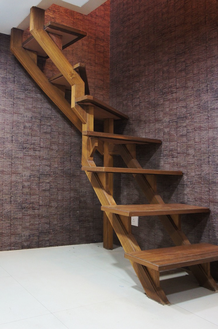 Hardwood staircase against textured brown wall by Janaki Kumar Raut Indoor-spaces Modern | Interior Design Photos & Ideas
