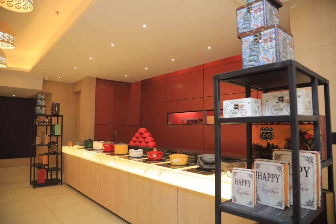 Restaurant kitchen space by Chetna Vijay Yadav Contemporary | Interior Design Photos & Ideas
