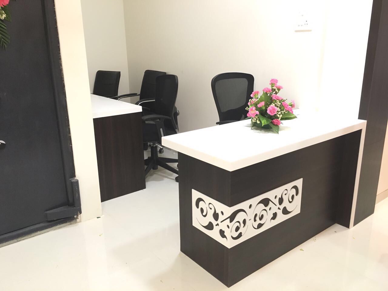 Office Reception with white desk by kavita.dhotre Modern | Interior Design Photos & Ideas