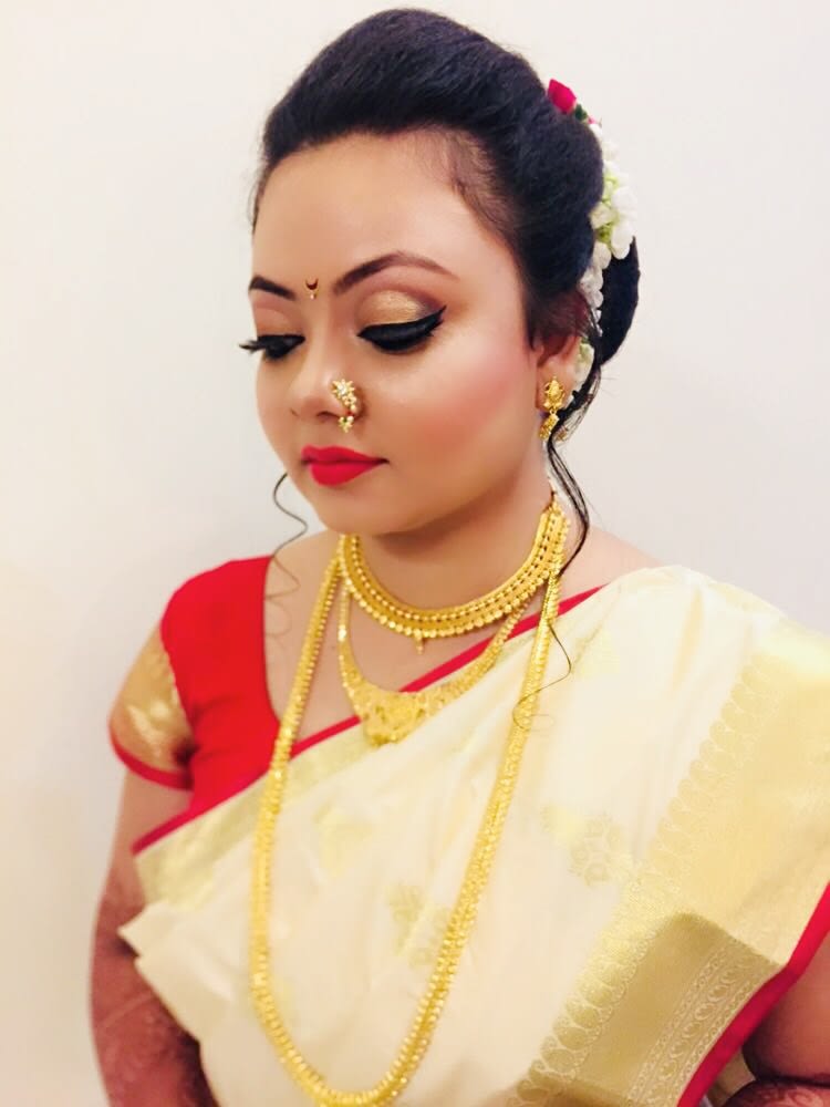 simple hairstyle with gajra for marathi brideseema