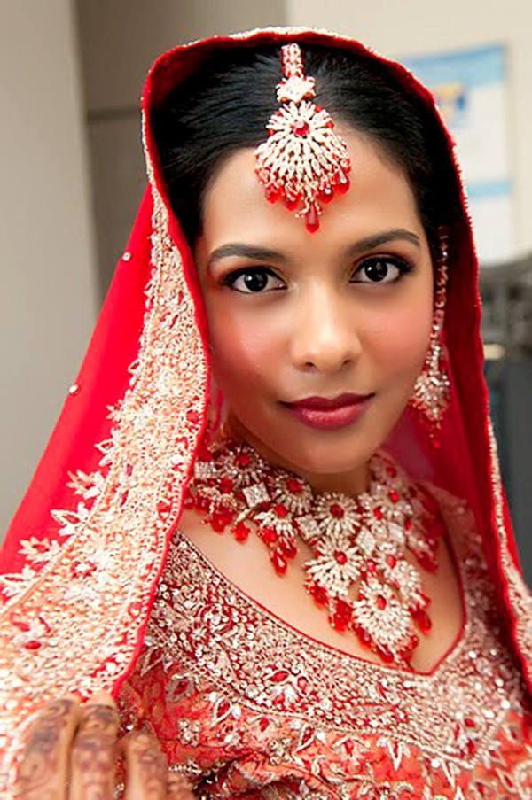 Bride Wearing Heavy Red And White Mang Tikka by Anchal Kumar Bridal-makeup Bridal-jewellery-and-accessories | Weddings Photos & Ideas