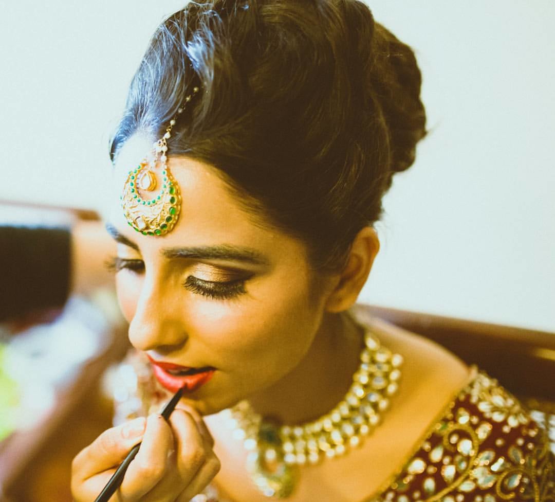 Bride Getting Ready With Bold Makeup by Anchal Kumar Bridal-makeup Bridal-jewellery-and-accessories | Weddings Photos & Ideas